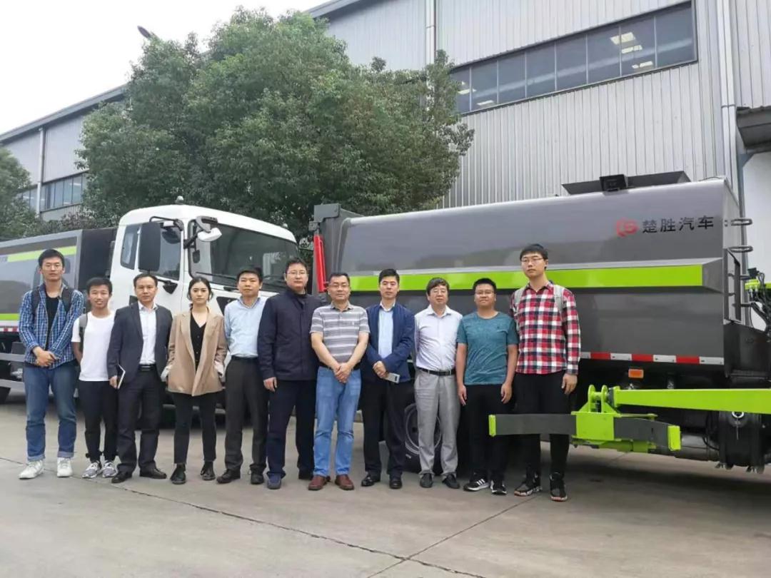 驚艷！“智能機(jī)械臂”自裝卸式垃圾車(chē)震撼問(wèn)世